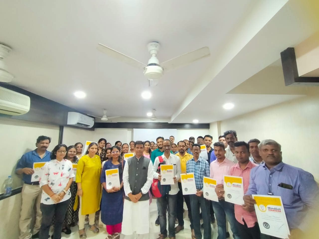 Workshop पूर्ण केलेल्या सहभागींसोबत Coach Nandadeep